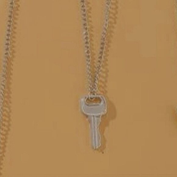 Silver key necklace - Picture 3 of 5